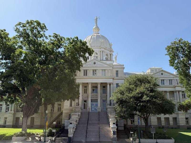 The Lady Who Lost Her Arm in a Storm — monument in Waco, Texas