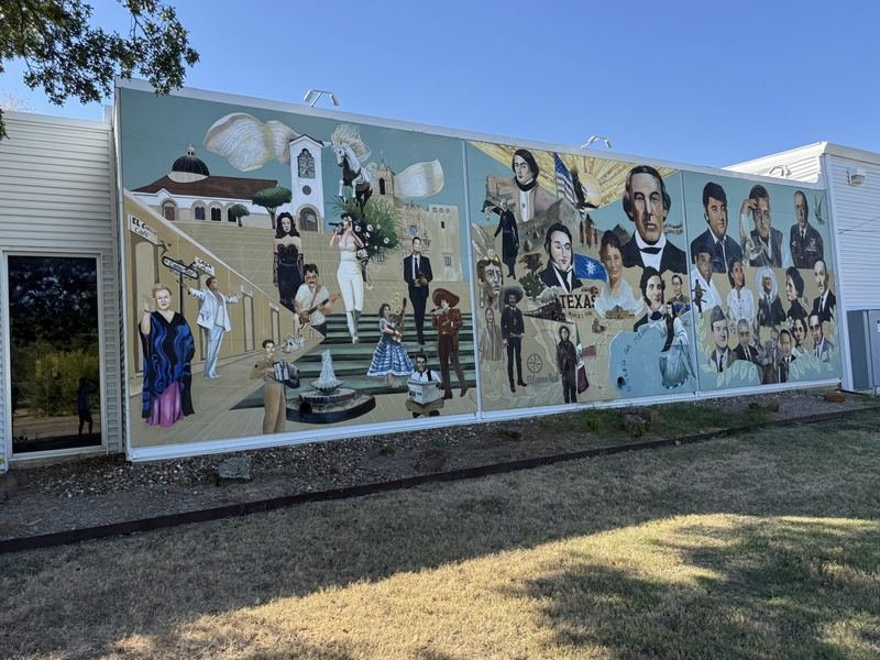 La Dignidad, the three-panel Hispanic heritage mural by Jesús Rivera at the South Waco Community Center in Waco, Texas