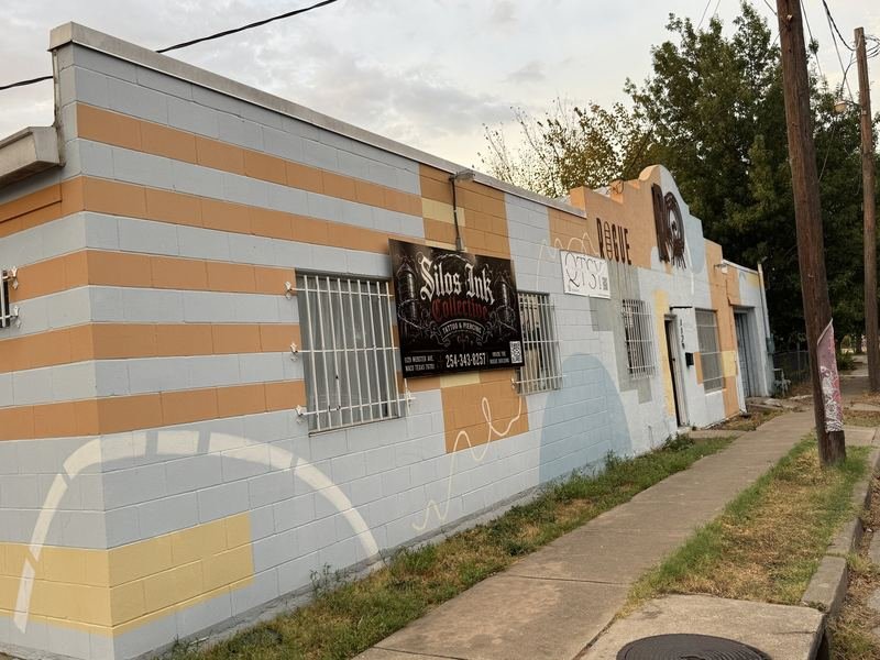 The Squiggle on the Rogue Building — mural in Waco, Texas