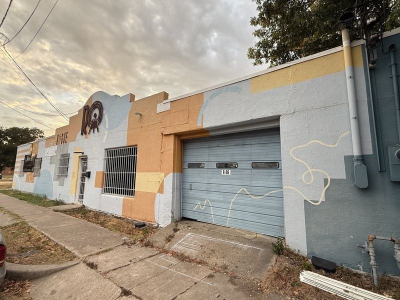 The Squiggle on the Rogue Building — The line crossing the roll-up door